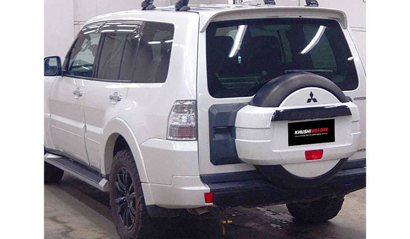 2011 Mitsubishi Pajero image-5