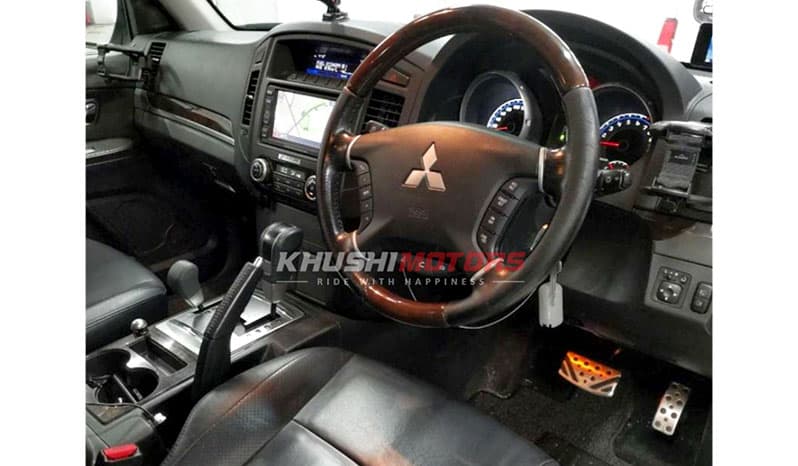 2011 Mitsubishi Pajero image-6