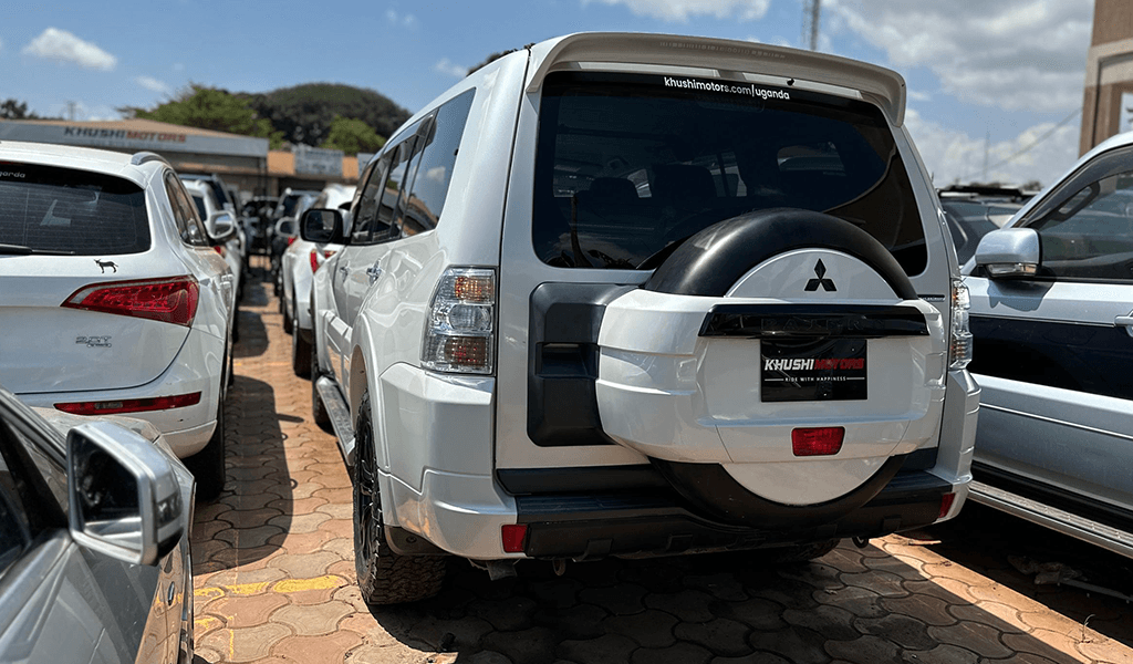 2011 Mitsubishi Pajero image-11