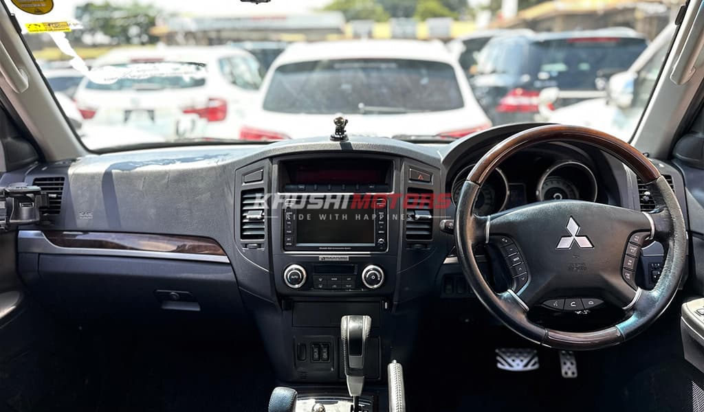 2011 Mitsubishi Pajero image-12