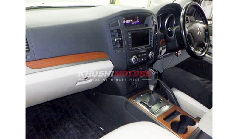 2011 Mitsubishi Pajero image-5