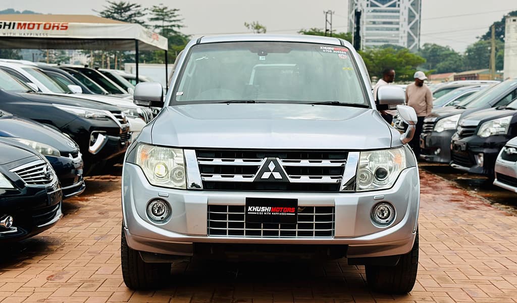 2011 Mitsubishi Pajero image-1