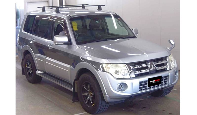 2011 Mitsubishi Pajero image-2