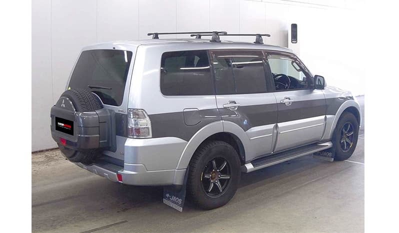 2011 Mitsubishi Pajero image-3