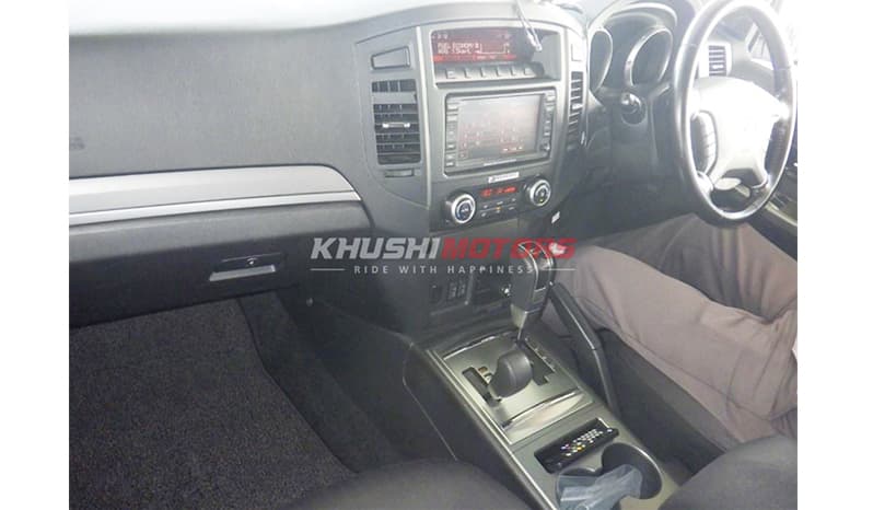 2011 Mitsubishi Pajero image-4