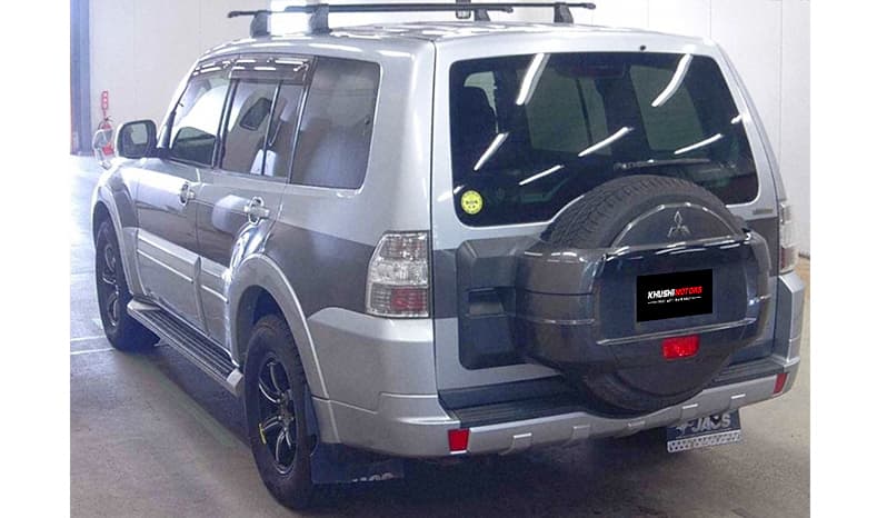 2011 Mitsubishi Pajero image-5