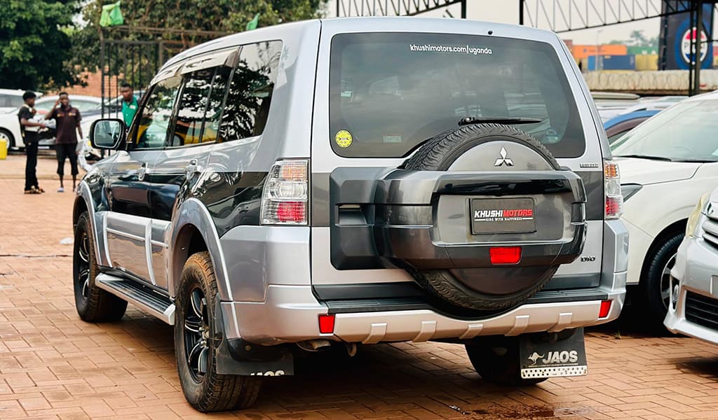 2011 Mitsubishi Pajero image-9