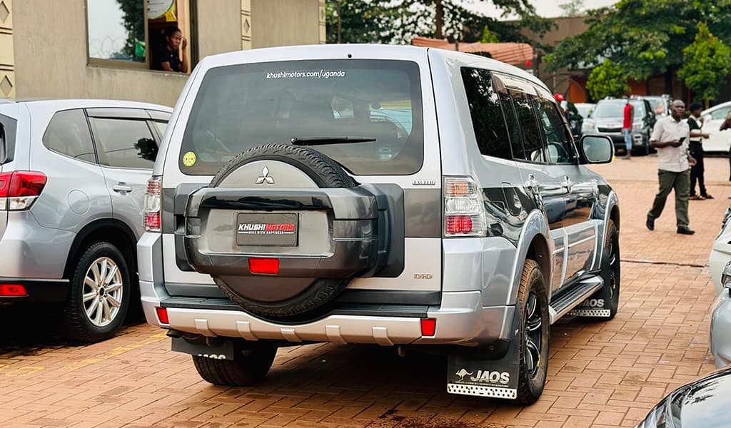 2011 Mitsubishi Pajero image-10