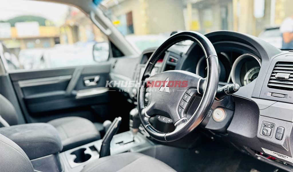 2011 Mitsubishi Pajero image-11