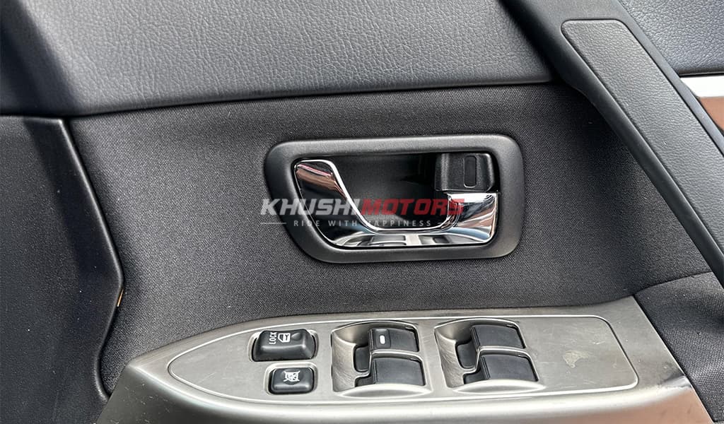 2011 Mitsubishi Pajero image-12