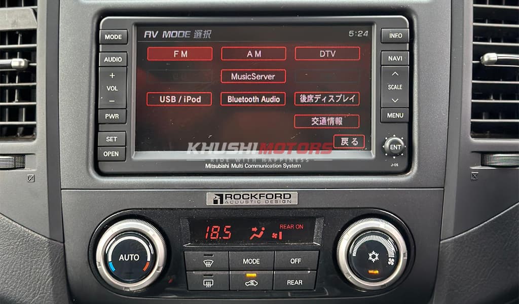 2011 Mitsubishi Pajero image-13