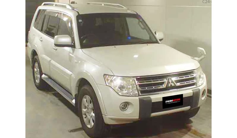 2011 Mitsubishi Pajero image-1