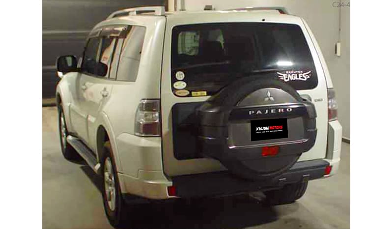 2011 Mitsubishi Pajero image-2