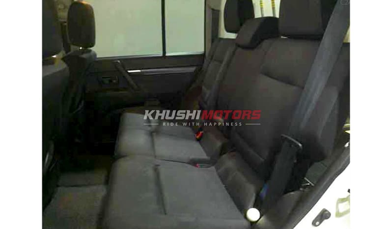 2011 Mitsubishi Pajero image-4
