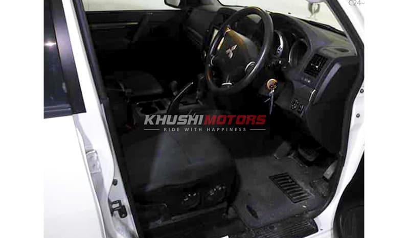 2011 Mitsubishi Pajero image-5