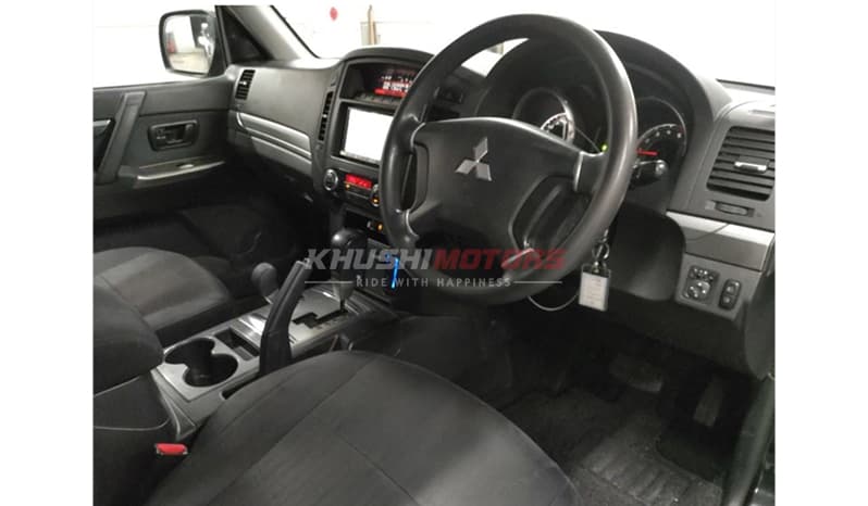 2012 Mitsubishi Pajero image-6