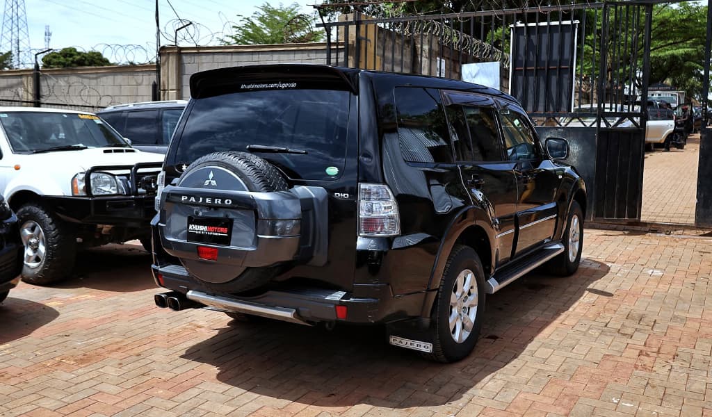 2012 Mitsubishi Pajero image-11