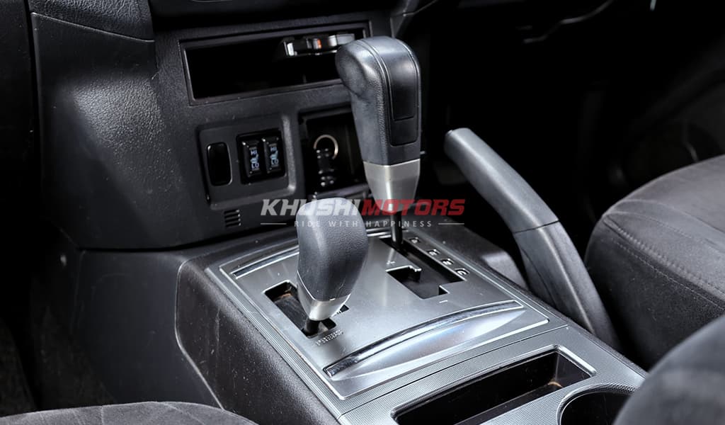 2012 Mitsubishi Pajero image-13