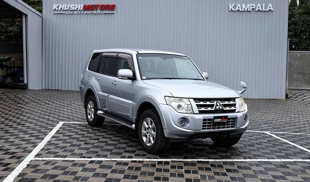 2012 Mitsubishi Pajero image-1