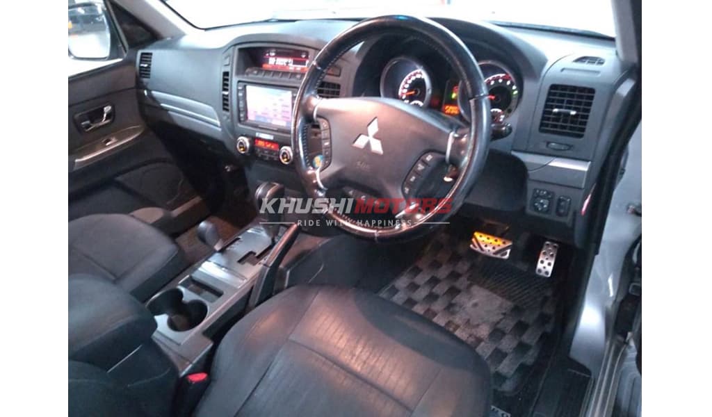 2012 Mitsubishi Pajero image-2