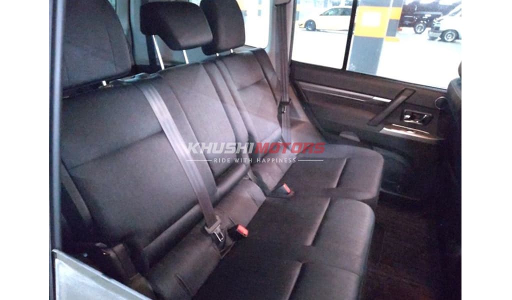 2012 Mitsubishi Pajero image-3