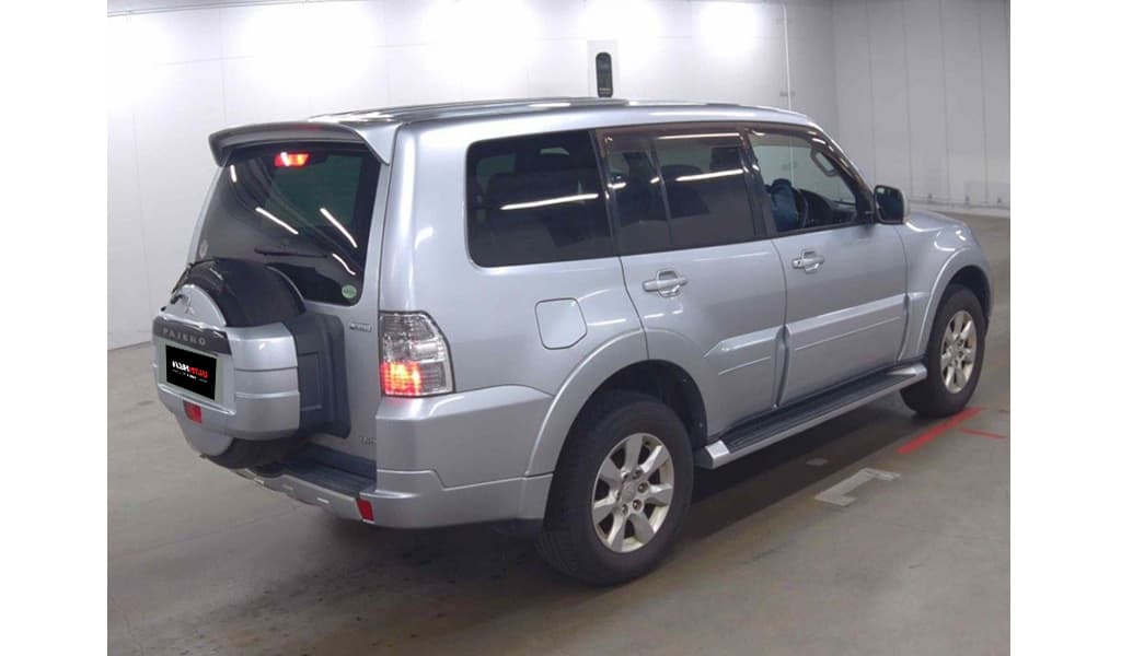 2012 Mitsubishi Pajero image-6