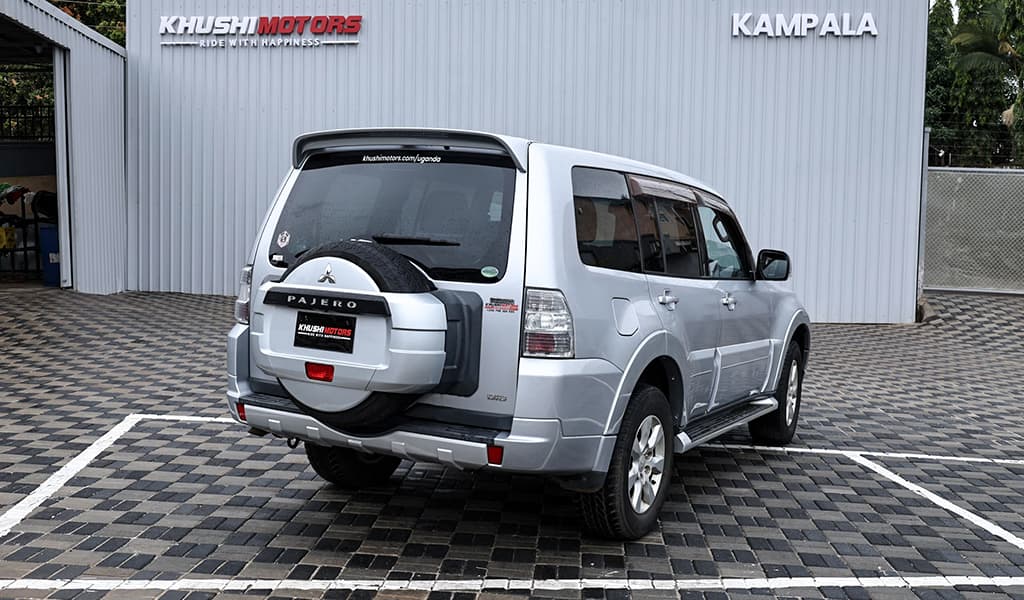 2012 Mitsubishi Pajero image-10