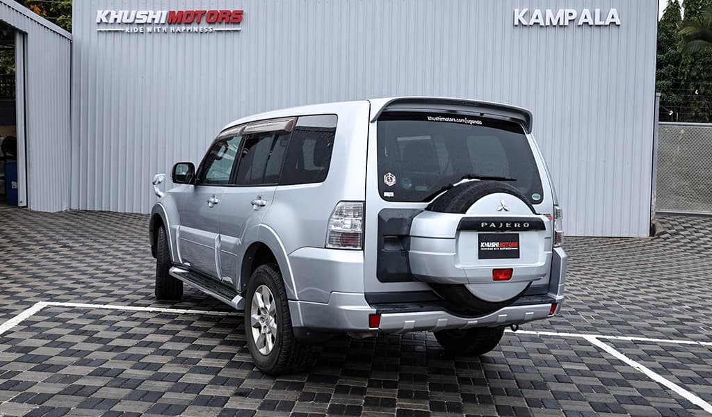2012 Mitsubishi Pajero image-11