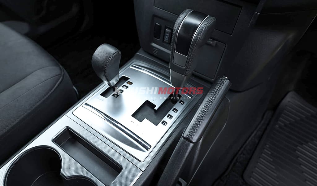 2012 Mitsubishi Pajero image-13