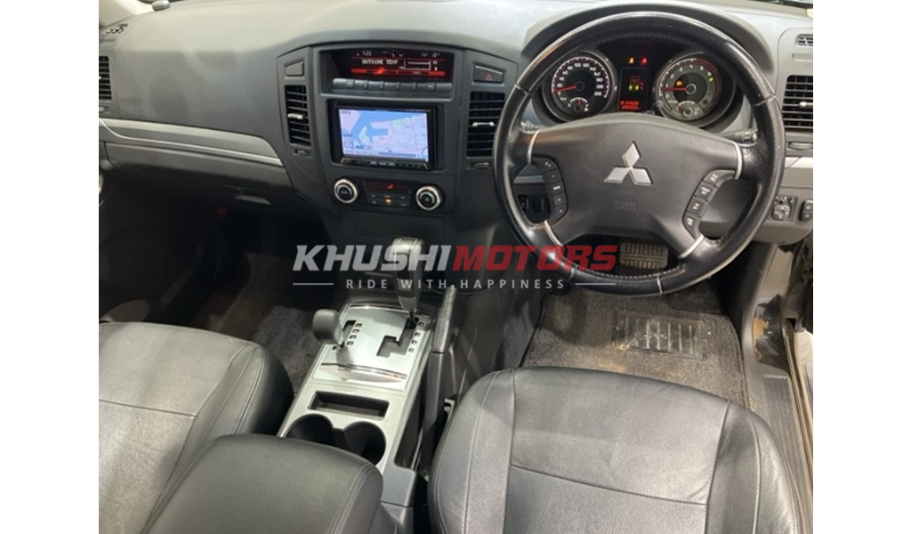 2012 Mitsubishi Pajero image-5