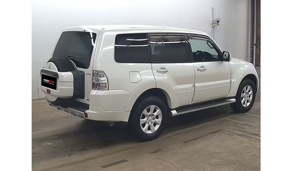 2012 Mitsubishi Pajero image-5