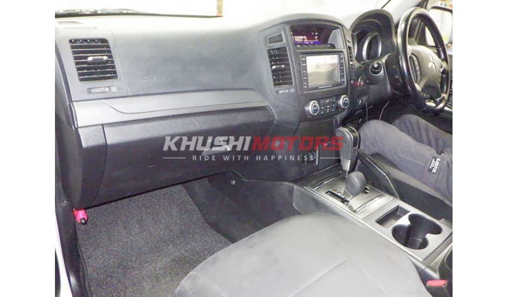 2012 Mitsubishi Pajero image-6