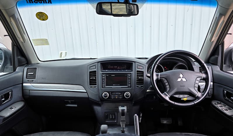 2012 Mitsubishi Pajero image-13