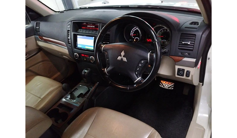 2012 Mitsubishi Pajero Exceed image-2