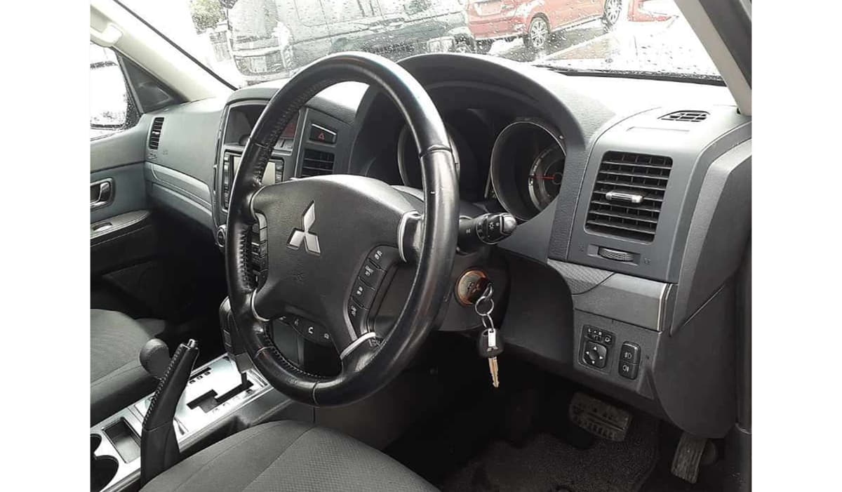 2011 Mitsubishi Pajero Long Exceed image-5