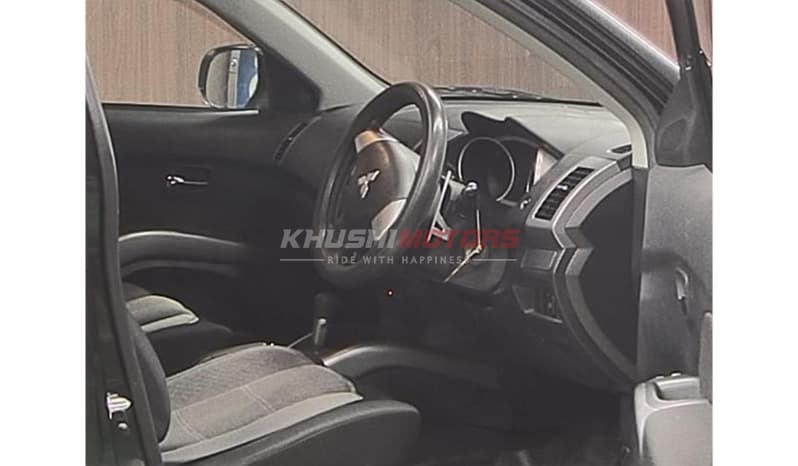 2010 Mitsubishi Outlander image-3