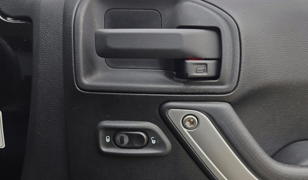 2012 Chrysler Wrangler image-9