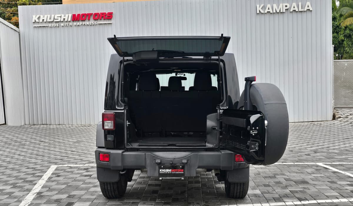 2012 Chrysler Wrangler image-18