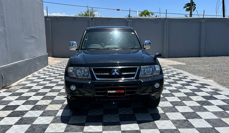 2005 Mitsubishi Pajero image-1