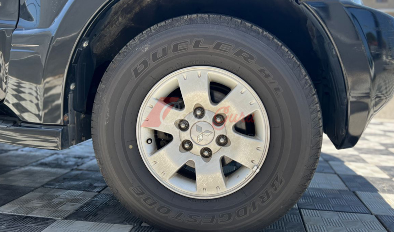 2005 Mitsubishi Pajero image-8