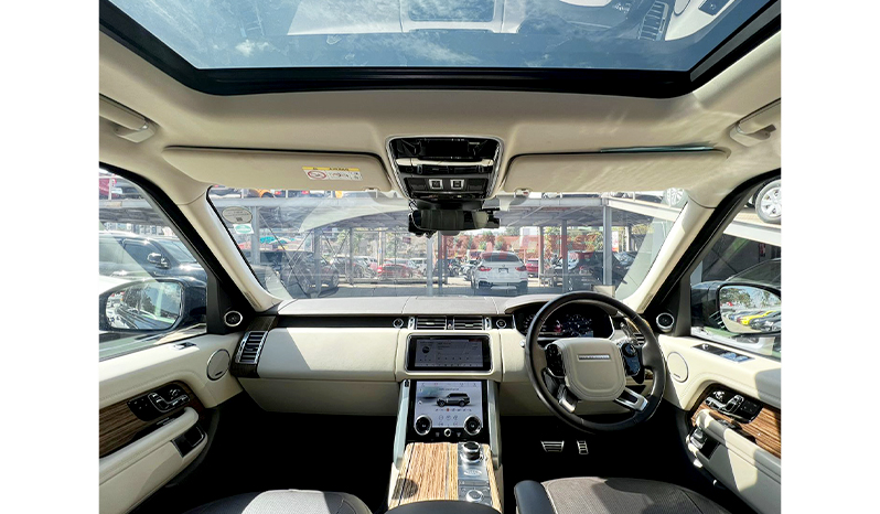 2019 Land Rover Range Rover Vogue image-10