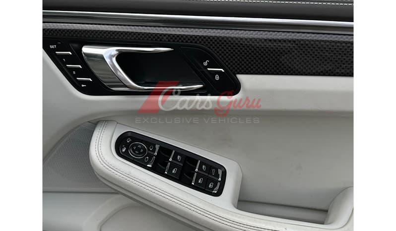 2016 Porsche Macan image-7