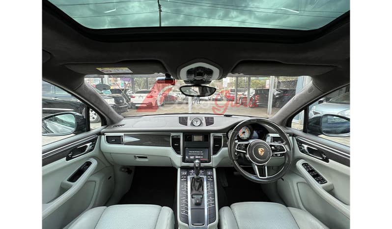 2016 Porsche Macan image-8