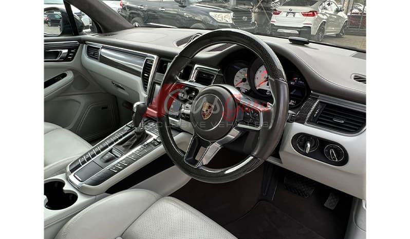 2016 Porsche Macan image-10