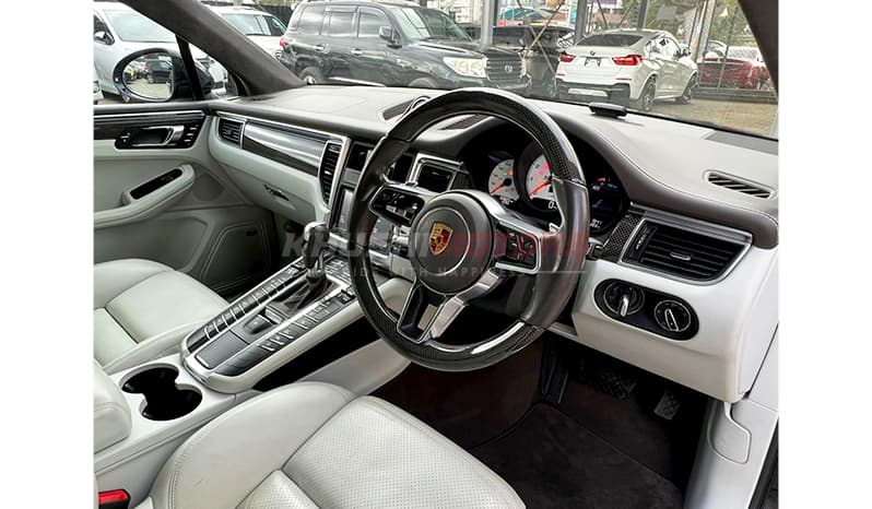2016 Porsche Macan image-14