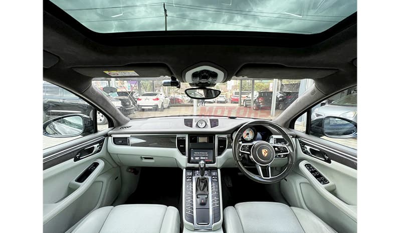 2016 Porsche Macan image-15
