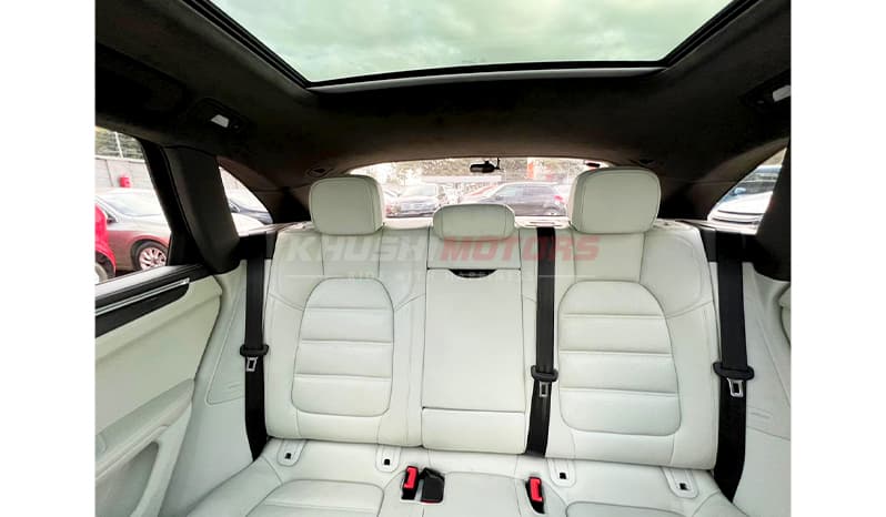 2016 Porsche Macan image-16