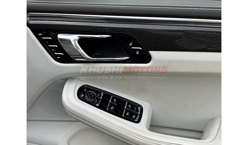 2016 Porsche Macan image-17