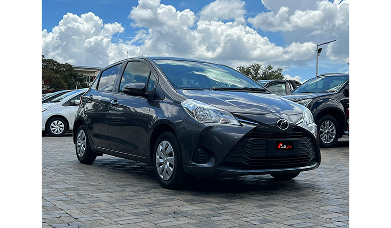 2017 Toyota Vitz F image-4