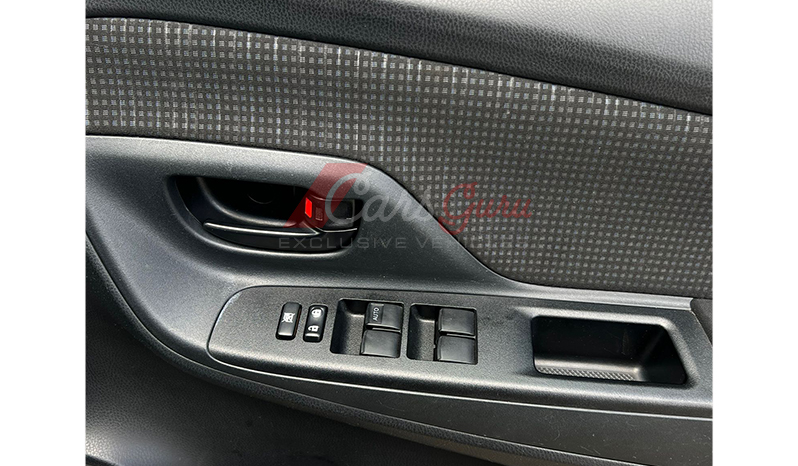 2017 Toyota Vitz F image-6